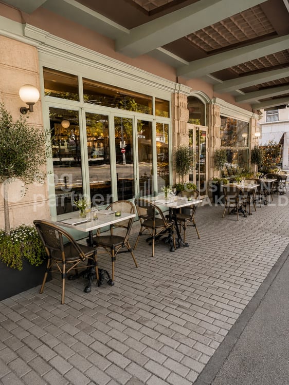 Arcade commerciale équipée de 495 m², vitrine de plain-pied avec terrasse - Tunnel 20 4