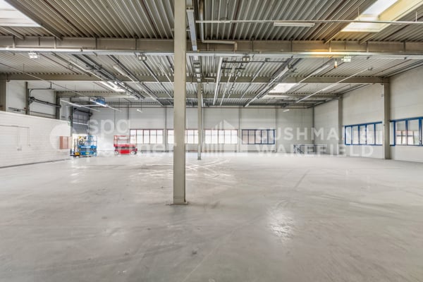 Locaux industriels avec sous-sol et équipements techniques complets - Collège 43 5