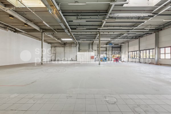 Locaux industriels avec sous-sol et équipements techniques complets - Collège 43 9