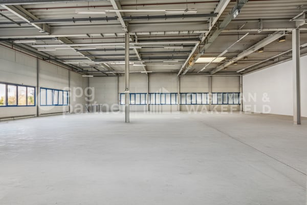 Locaux industriels avec sous-sol et équipements techniques complets - Collège 43 6
