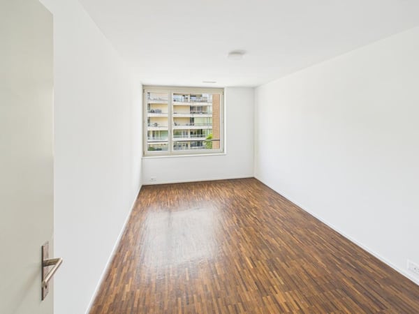 3.5-Zimmer-Wohnung mit neu saniertem Bad und Balkon in Glattpark 5