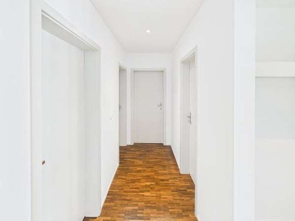 3.5-Zimmer-Wohnung mit neu saniertem Bad und Balkon in Glattpark 2