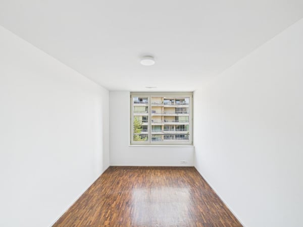 3.5-Zimmer-Wohnung mit neu saniertem Bad und Balkon in Glattpark 3