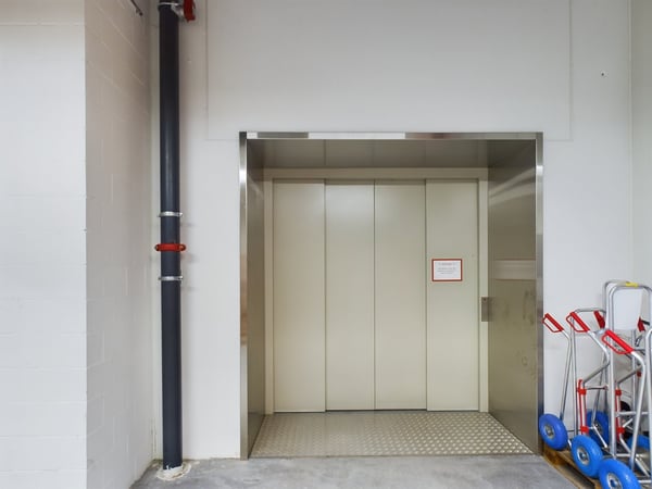 Moderne vielseitige Gewerbeflächen in Oberglatt 11
