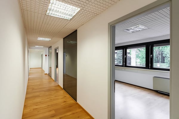 BIOGGIO - AFFITTASI AMPIO UFFICIO IN POSIZIONE STRATEGICA (rif. 013) 1