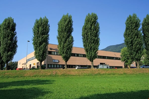 CLASSIC & SPORT CARS STORAGE BIOGGIO-AFFITTASI POSTI AUTO SORVEGLIATI 4