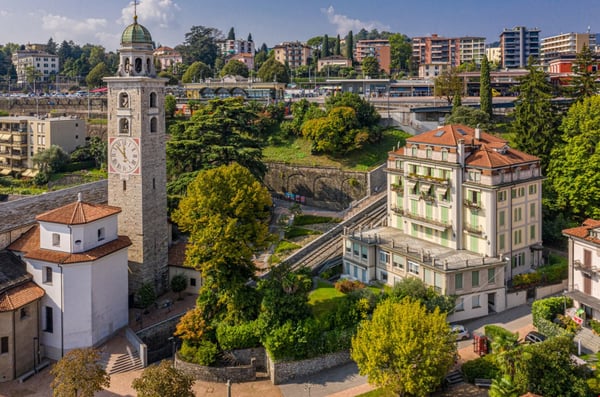 APPARTAMENTO DI LUSSO IN CENTRO A LUGANO CON VISTA LAGO/LUXURY FLAT IN THE CENTRE WITH LAKE VIEW
