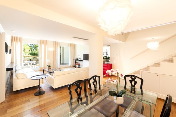 COLLINA D'ORO - LUSSUOSO DUPLEX ARREDATO CON GIARDINO, SERVIZI ALBERGHIERI INCLUSI (rif. 207) 2