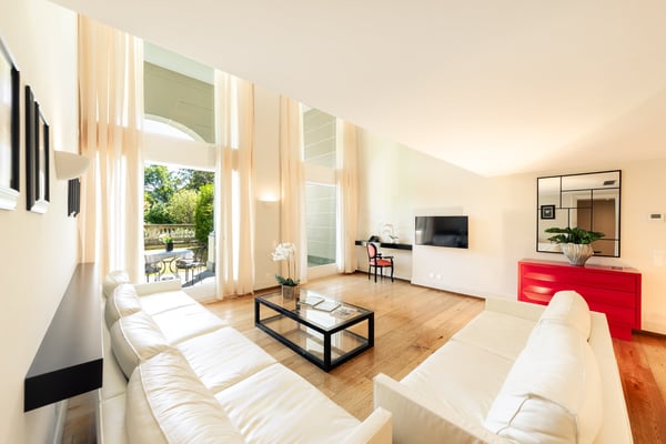 COLLINA D'ORO - LUSSUOSO DUPLEX ARREDATO CON GIARDINO, SERVIZI ALBERGHIERI INCLUSI (rif. 207)