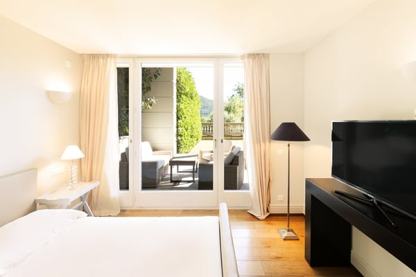 COLLINA D'ORO - LUSSUOSO DUPLEX ARREDATO CON GIARDINO, SERVIZI ALBERGHIERI INCLUSI (rif. 207) 9