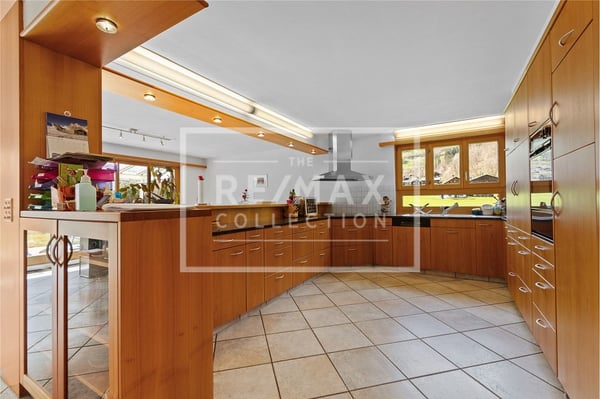 Grosses Einfamilienhaus mit separatem Büroteil 4