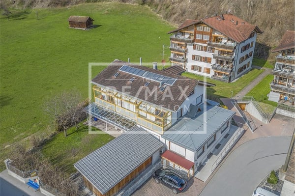 Grosses Einfamilienhaus mit separatem Büroteil 1