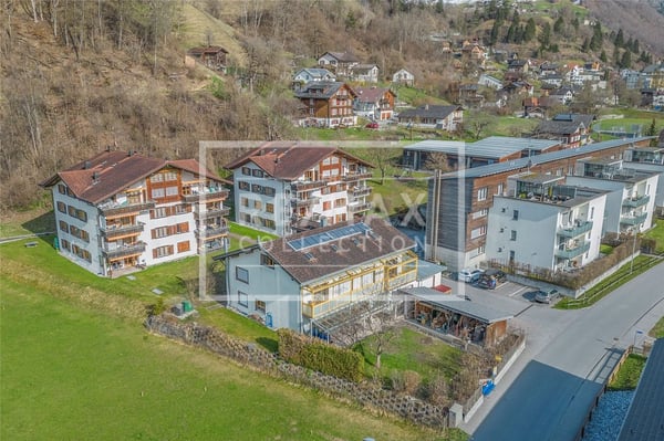 Grosses Einfamilienhaus mit separatem Büroteil 2