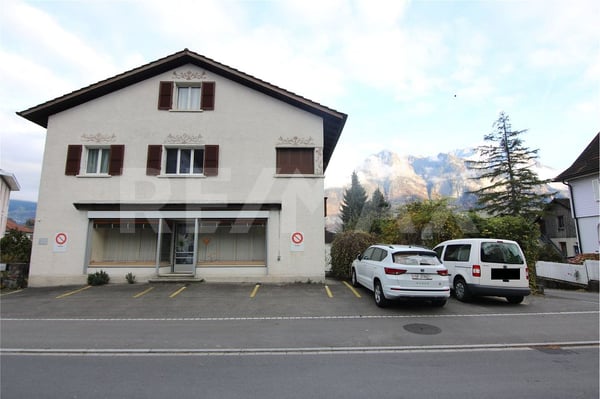 10 ½ Zi.-EFH mit 2 Garagen, Gewerberaum und Autoabstellplätzen 1
