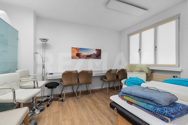 10 ½ Zi.-EFH mit 2 Garagen, Gewerberaum und Autoabstellplätzen 7