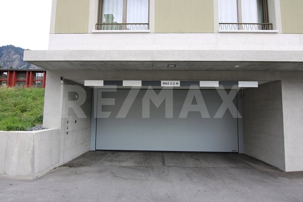Grosszügiger Tiefgaragenparkplatz in der Überbauung Schlossbungert in Zizers 1