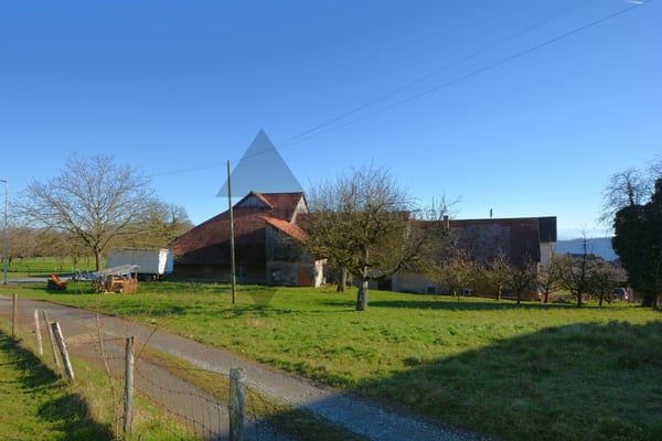 INTERESSANTES GRUNDSTÜCK | SEHR SONNIGE UND RUHIGE LAGE | DORFZONE 1