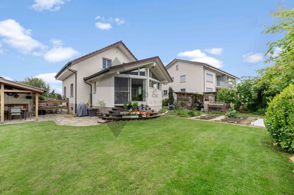 Charmantes Einfamilienhaus mit grossem Garten und viel Potenzial 2