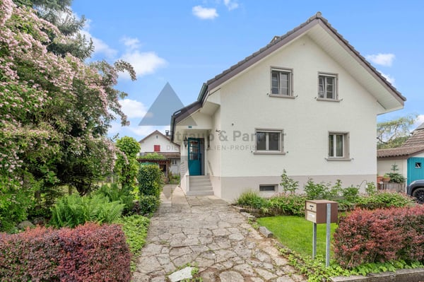 Charmantes Einfamilienhaus mit grossem Garten und viel Potenzial 1
