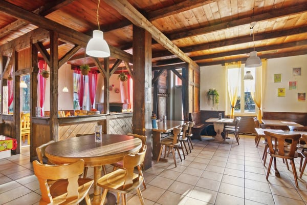 Magnifique immeuble de 2 appartements et un restaurant 4