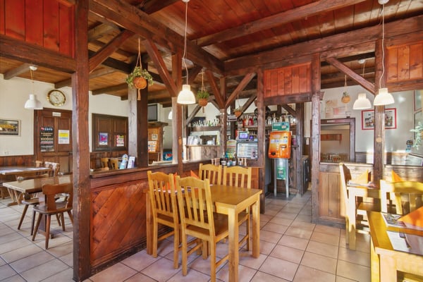 Magnifique immeuble de 2 appartements et un restaurant 3