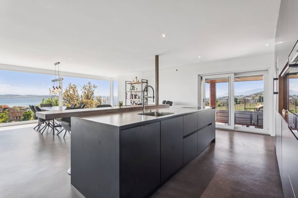 Une villa suspendue entre ciel, vignes et lac