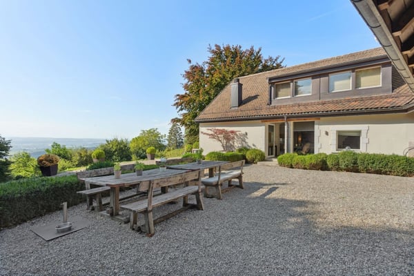 Exceptionnelle propriété rénovée avec vaste jardin et vue sur le lac 7
