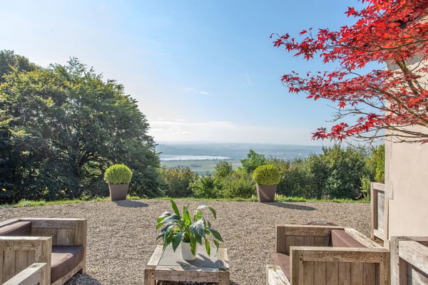 Exceptionnelle propriété rénovée avec vaste jardin et vue sur le lac 5