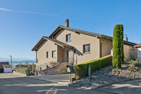 Harmonie, espace et nature ! Une villa unique à St-Blaise avec vue lac