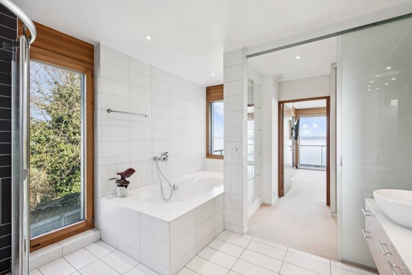 Villa contemporaine d'exception face au bleu du lac 4
