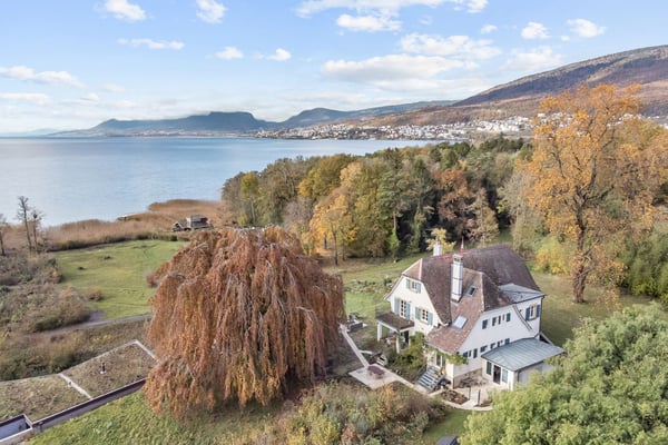 Propriété exclusive les pieds dans l'eau au bord du lac de Neuchâtel ! 2