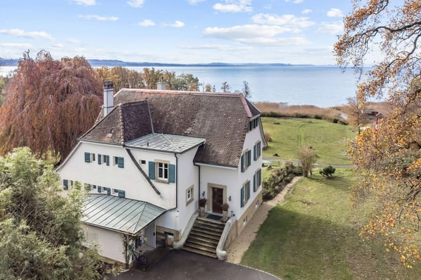 Propriété exclusive les pieds dans l'eau au bord du lac de Neuchâtel ! 1