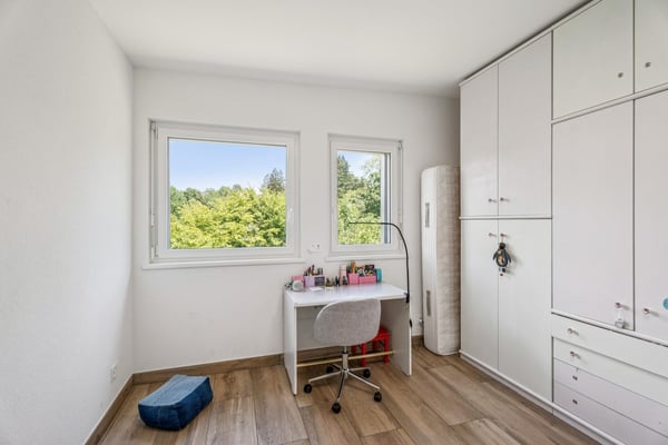 Maison familiale contemporaine offrant un vaste jardin 8