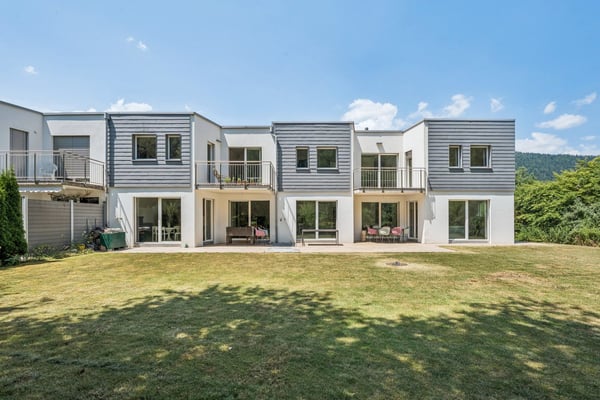 Maison familiale contemporaine offrant un vaste jardin 3