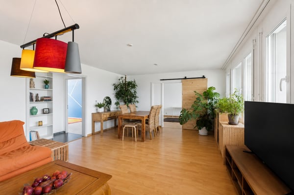 Spacieux appartement de 5.5 pièces au dernier étage avec terrasse et 2 2