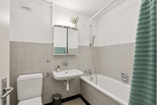 Spacieux appartement de 2.5 pièces au dernier étage avec terrasse et 2 7