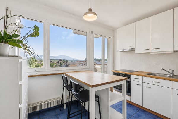 Spacieux appartement de 5.5 pièces au dernier étage avec terrasse et 2 5