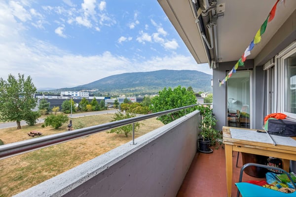 Spacieux appartement de 5.5 pièces au dernier étage avec terrasse et 2 4