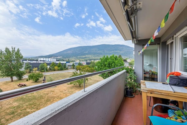 Spacieux appartement de 2.5 pièces au dernier étage avec terrasse et 2 4