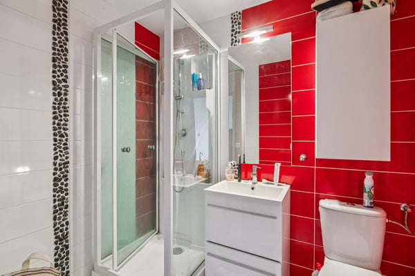 Spacieux appartement de 5.5 pièces au dernier étage avec terrasse et 2 6