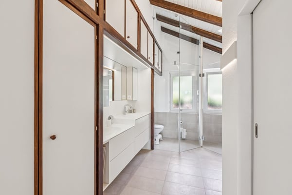 Superbe villa individuelle avec un beau jardin et 2 garages box 12