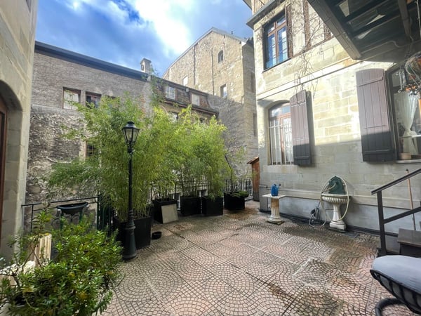 Unique - 6 pièces en Vieille-Ville avec terrasse ! 2