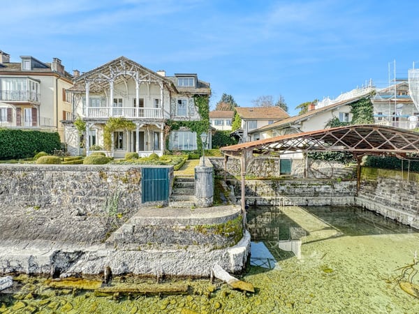 Co-Exclusivité: Maison de charme pieds dans l'eau, avec port privé 1