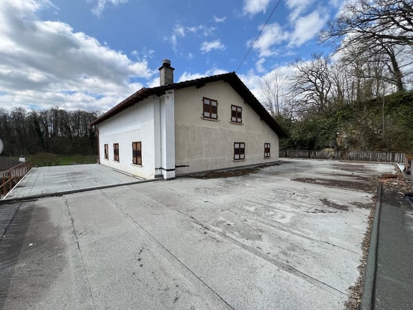 A vendre 2 appartements, 1 restaurant, 1 dépôt et grand parking. 17