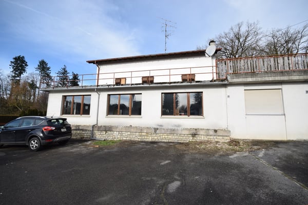 A vendre 2 appartements, 1 restaurant, 1 dépôt et grand parking. 1
