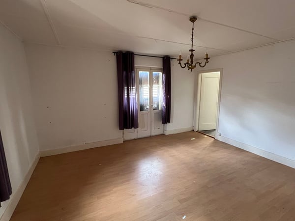 A vendre 2 appartements, 1 restaurant, 1 dépôt et grand parking. 5