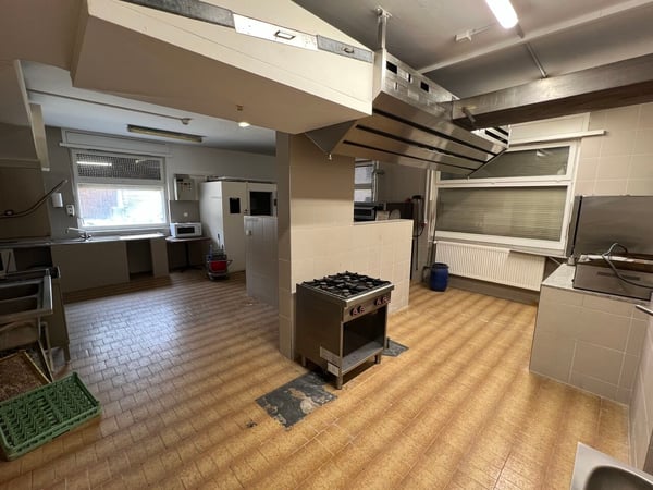 A vendre 2 appartements, 1 restaurant, 1 dépôt et grand parking. 10