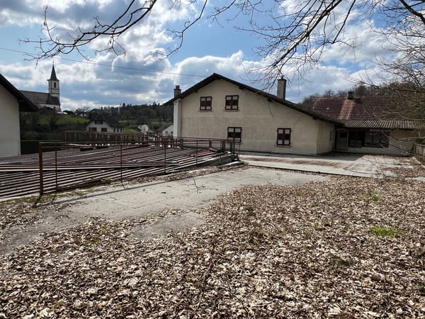 A vendre 2 appartements, 1 restaurant, 1 dépôt et grand parking. 18