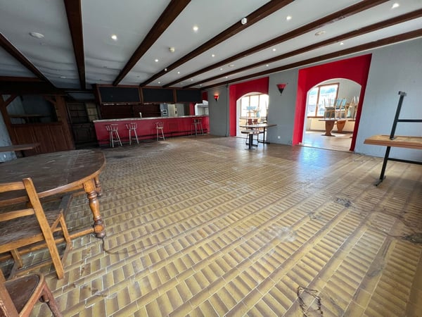 A vendre 2 appartements, 1 restaurant, 1 dépôt et grand parking. 7