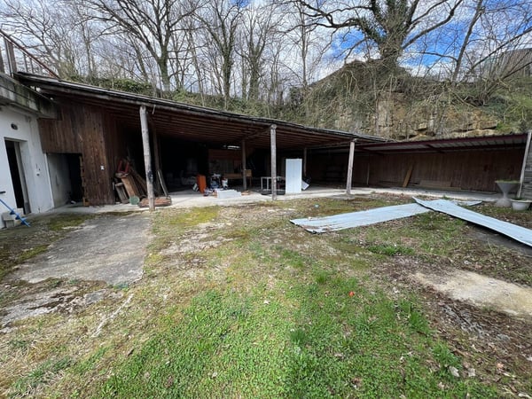 A vendre1 restaurant, plusieurs dépôts, 2 appartements et grand parking. 12